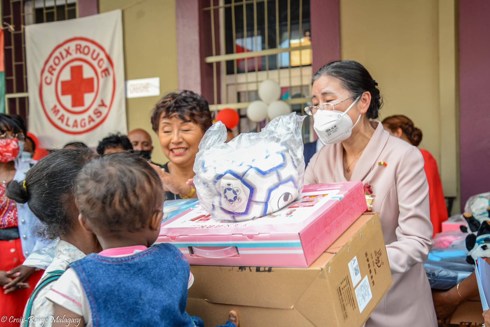 Cérémonie de remise de jouets, de fourniture scolaire pour les enfants du District 5